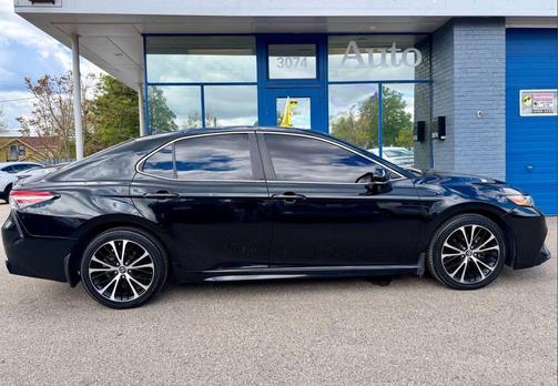 Midnight Black Metallic 2018 Toyota Camry SE