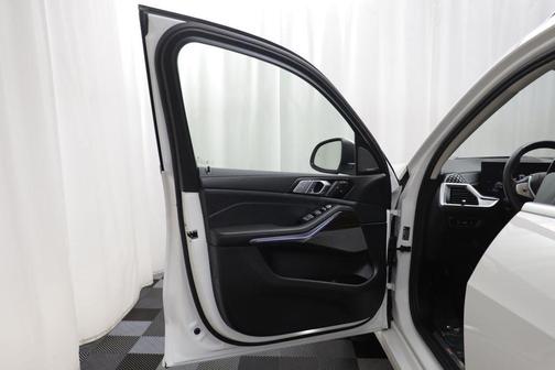 Alpine White 2026 BMW X7 xDrive40i