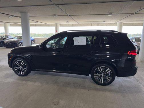 2023 BMW X7 M60i