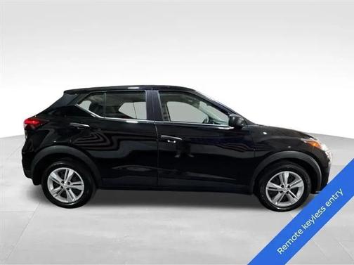 Super Black 2022 Nissan Kicks S