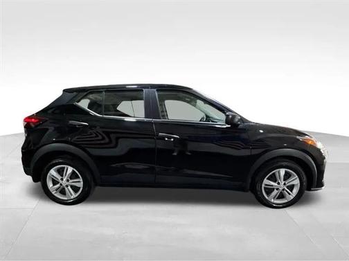 Super Black 2022 Nissan Kicks S