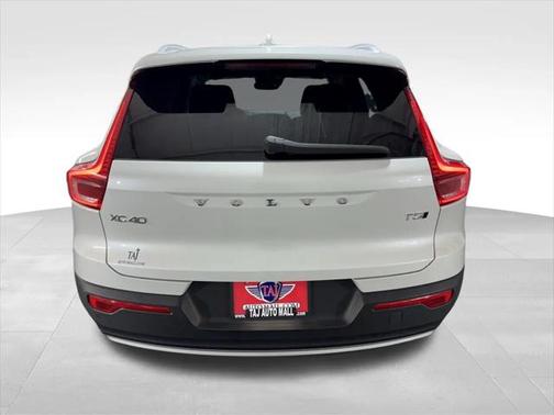 2021 Volvo XC40 T5 Momentum