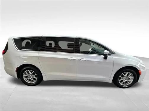 Bright White Clearcoat 2023 Chrysler Pacifica Touring L