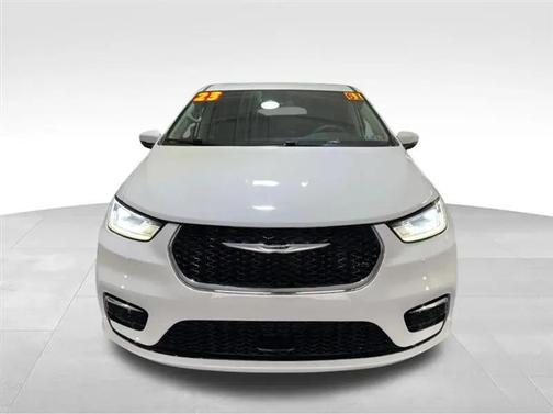 Bright White Clearcoat 2023 Chrysler Pacifica Touring L