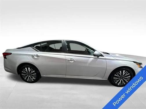 Brilliant Silver Metallic 2023 Nissan Altima 2.5 SV