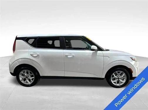 Snow White Pearl 2023 Kia Soul LX