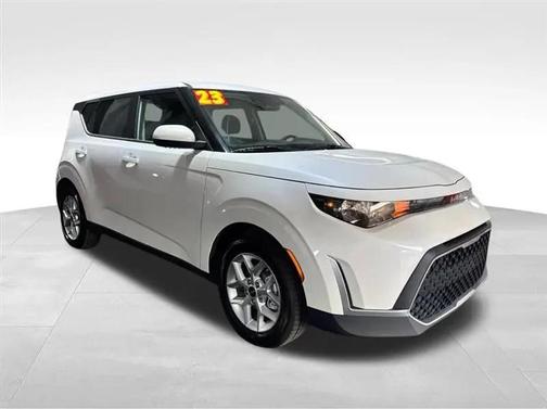 Snow White Pearl 2023 Kia Soul LX