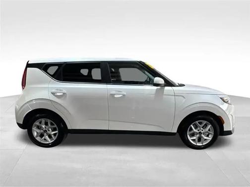 Snow White Pearl 2023 Kia Soul LX