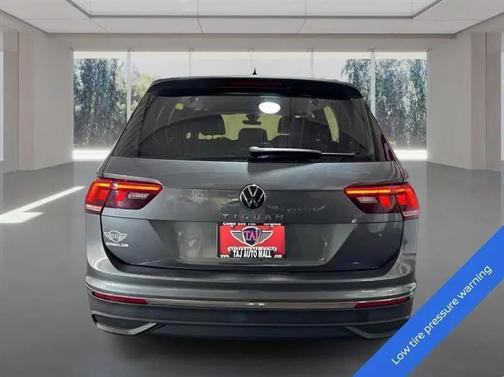 Platinum Gray Metallic 2024 Volkswagen Tiguan 2.0T SE