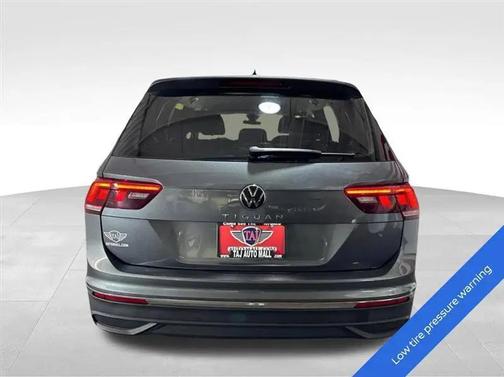 Platinum Gray Metallic 2024 Volkswagen Tiguan 2.0T SE