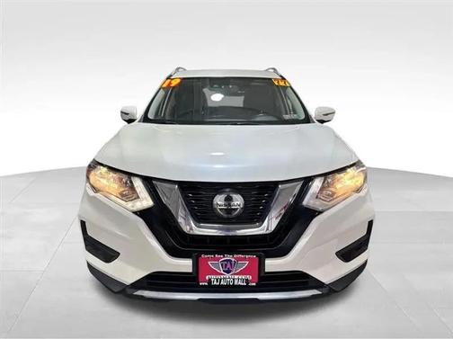 Pearl White Tricoat 2019 Nissan Rogue SV
