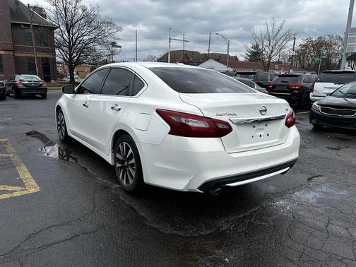 White 2018 Nissan Altima 2.5