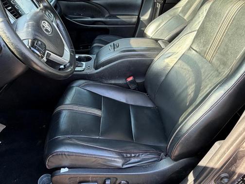 Gray 2019 Toyota Highlander SE