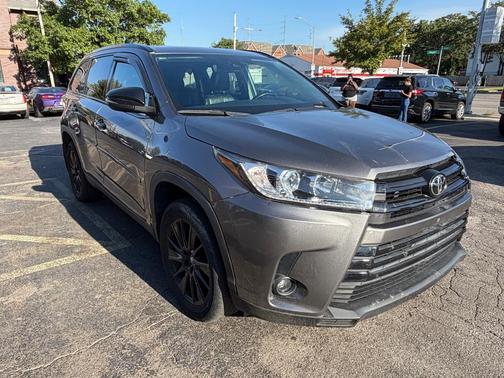 Gray 2019 Toyota Highlander SE
