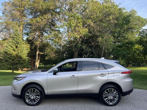 Titanium Glow 2024 Toyota Venza XLE
