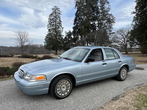 2004 Ford Crown Victoria Base