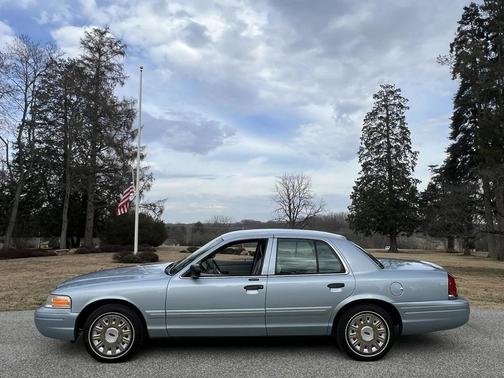 2004 Ford Crown Victoria Base