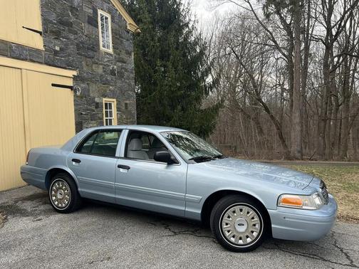 2004 Ford Crown Victoria Base