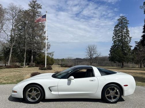 Arctic White 1998 Chevrolet Corvette Base