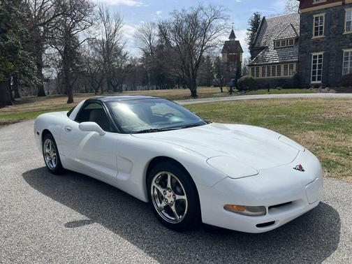 Arctic White 1998 Chevrolet Corvette Base