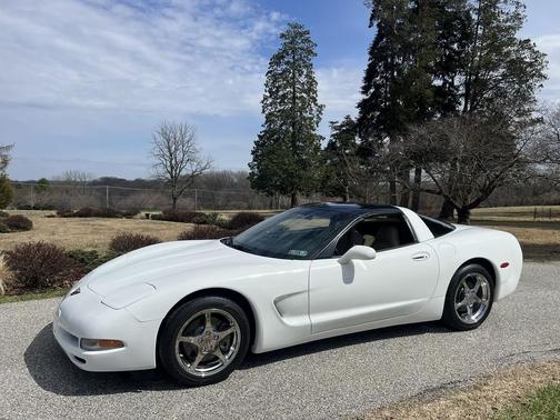 Arctic White 1998 Chevrolet Corvette Base