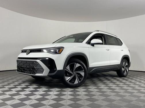 Pure White 2025 Volkswagen Taos 1.5T SE