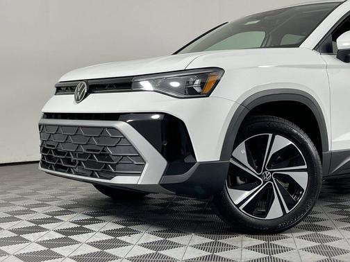 Pure White 2025 Volkswagen Taos 1.5T SE