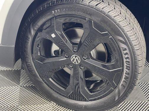2025 Volkswagen Taos 1.5T SE Black