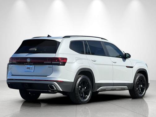 Opal White Pearl 2026 Volkswagen Atlas Peak Edition