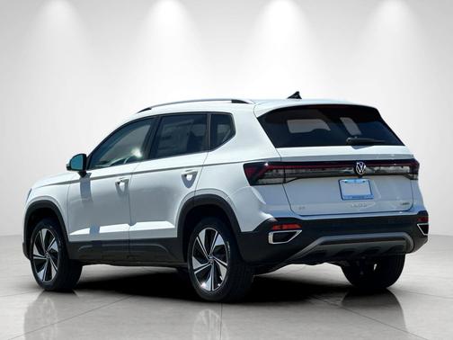 Pure White 2026 Volkswagen Taos SE