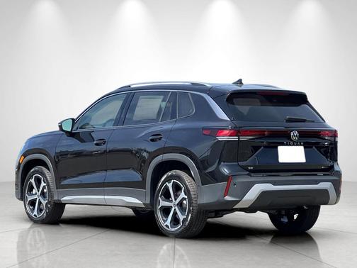 deep black pearl 2026 Volkswagen Tiguan 2.0T SE