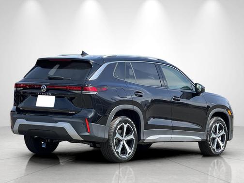 deep black pearl 2026 Volkswagen Tiguan 2.0T SE