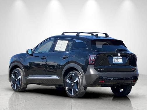 Super Black 2025 Nissan Kicks SR
