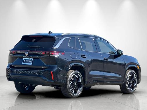 Deep Black Pearl 2026 Volkswagen Tiguan 2.0T SEL R-Line 4MOTION