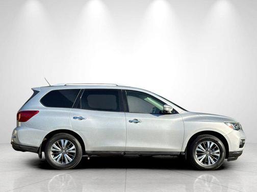 2017 Nissan Pathfinder SL