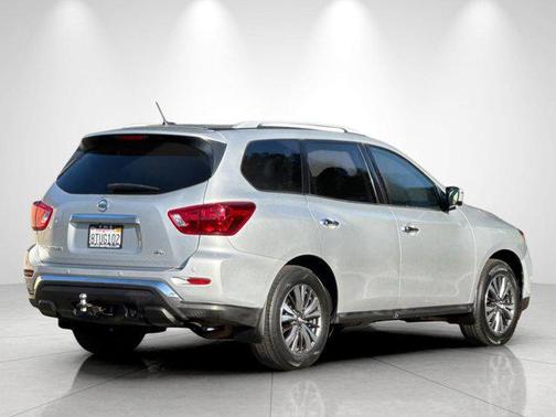 2017 Nissan Pathfinder SL