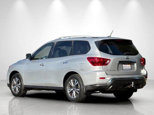 2017 Nissan Pathfinder SL