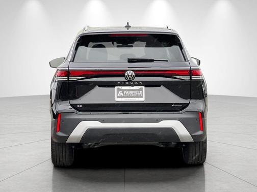 Deep Black Pearl 2026 Volkswagen Tiguan 2.0T SE