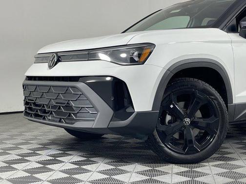 Pure White w/Deep Black Roof 2025 Volkswagen Taos 1.5T SE Black
