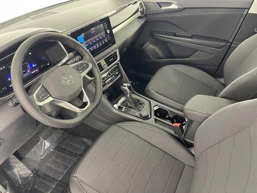 Pure White w/Deep Black Roof 2025 Volkswagen Taos 1.5T SE Black