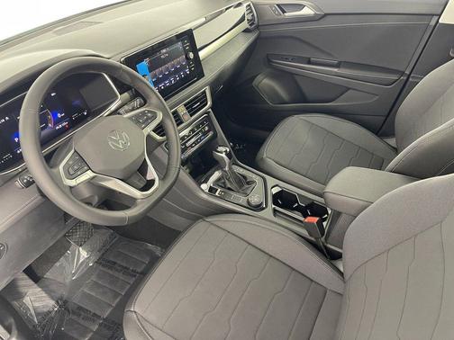 Pure White w/Deep Black Roof 2025 Volkswagen Taos 1.5T SE Black