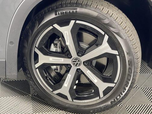 Platinum Gray Metallic 2025 Volkswagen Tiguan 2.0T SE 4MOTION