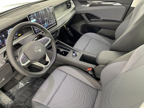 Platinum Gray Metallic 2025 Volkswagen Tiguan 2.0T SE 4MOTION