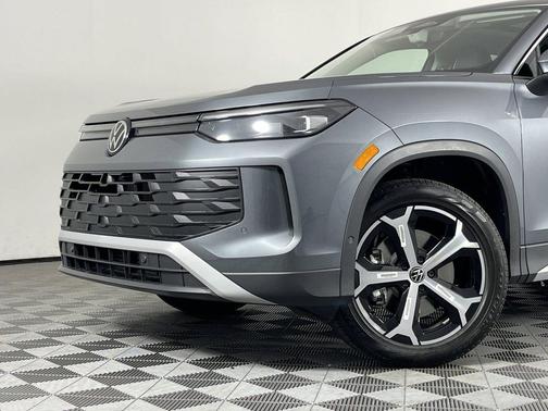 Platinum Gray Metallic 2025 Volkswagen Tiguan 2.0T SE 4MOTION