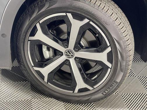 Platinum Gray Metallic 2025 Volkswagen Tiguan 2.0T SE 4MOTION