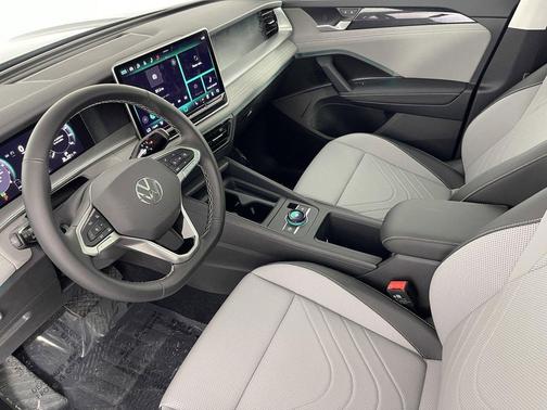 Platinum Gray Metallic 2025 Volkswagen Tiguan 2.0T SE 4MOTION