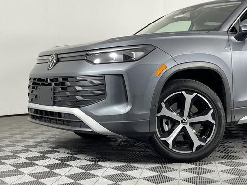 Platinum Gray Metallic 2025 Volkswagen Tiguan 2.0T SE 4MOTION