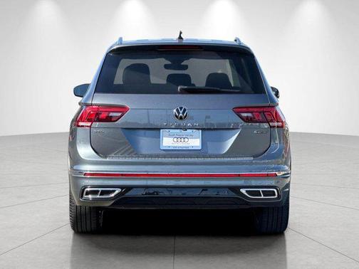 Platinum Gray Metallic 2022 Volkswagen Tiguan 2.0T SEL R-Line 4MOTION