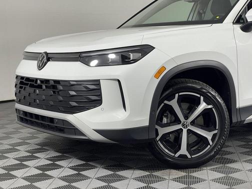 Pure White 2026 Volkswagen Tiguan 2.0T SE 4MOTION