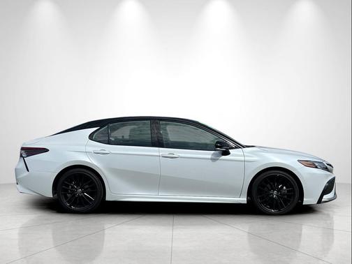 Wind Chill Pearl/Midnight Black Metallic 2024 Toyota Camry XSE